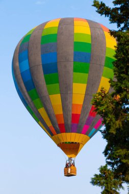 Türkiye 'de Pamukkale' nin mavi gökyüzü arka planında uçan güzel renkli sıcak hava balonu. Dikey çekim, yakın çekim..