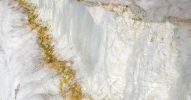 Türkiye 'de Pamukkale Tepesi' nin kaya beyazı yüzeyi. Kalsiyum sarkıtlar ve rahatlama. Metin için yeri olan arkaplan.