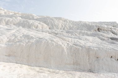 Türkiye 'de Pamukkale mineral dağının beyaz dokusu bulutlu kalsiyum yüzeyi.