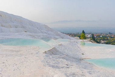 Türkiye 'de Pamukkale Dağı' nın termik terasında adım adım ilerleyen mavi su yüzeyi.
