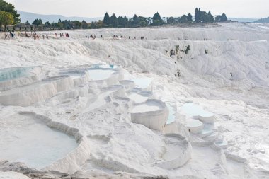 Türkiye 'deki Pamukkale Dağı' nın tepesinde çok turist var.