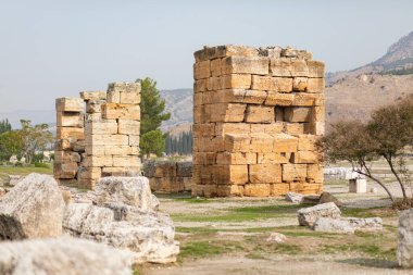 Türkiye 'nin antik Hierapolis kentinde yıkılmış eski taşlar sütunu.