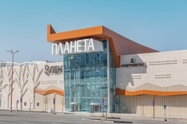 Planeta şehrinde yeni inşa edilen alışveriş ve eğlence merkezinin tam planı. Kurdele, Gezegen, Spor Ustası. Perm, Rusya - 15.04.2021.