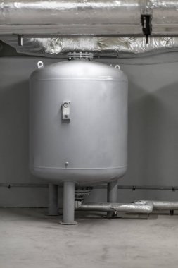 İnşaatta ısıtma ve soğutma sistemleri için basınç bakımı kurulumu.