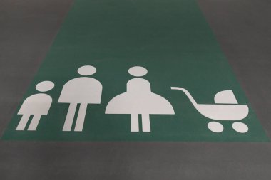 Yeraltı otoparkına yazılmış tabela. Çocuklu aileler için..