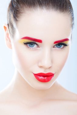 Makyajlı güzel bir kadının portresi.