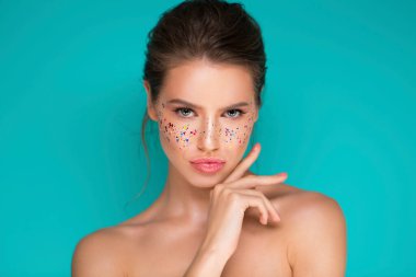 Parlak duyguları ve makyajı olan genç bir kızın portresi.