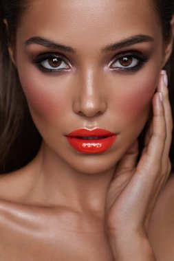 Makyajlı güzel kadın portresini kapat.