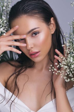 Stüdyoda poz veren güzel bir kadın.