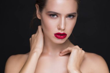 Makyajlı beyaz bir kızın güzel portresi.