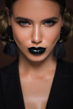 Makyajlı, stüdyo geçmişi olan inanılmaz bir kadın portresi.