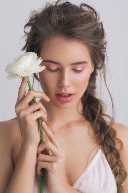 Makyajlı, stüdyo geçmişi olan inanılmaz bir kadın portresi.