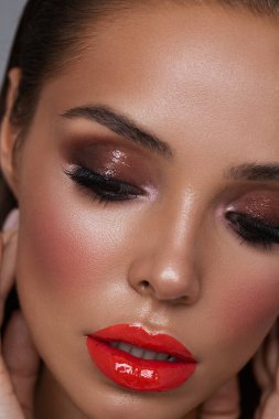 Makyajlı kadın portresini kapat.