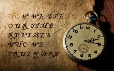 Time Reveals We Are Pocket Watch 4K Loop eski bir cep saatini parşömen kağıdının üzerinde otururken ve başlık bir döngü içinde görünüp kaybolurken gösteriyor.