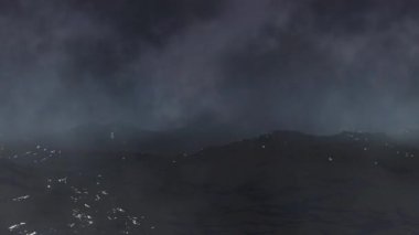 Sisli Fırtınalı Gökyüzü 4K döngüsü ile okyanus dalgaları, sisli ve arka planda yıldırımlı bulutlarla hareket eden güçlü dalgalarla birlikte karanlık bir okyanusun görüntüsünü içerir..