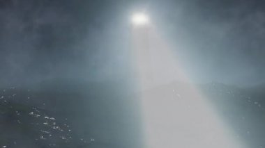 Stormy Misty Sea 4K Loop 'taki fener feneri, sisli ve arka planda yıldırımlı bulutlu ve bir döngü içinde arama yapan karanlık bir okyanus manzarasına sahiptir..