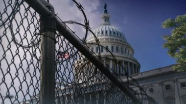 Capitol Capitol Binası Razor 4K döngüsü, ABD Kongre Binası 'nın arka planında bir döngü içinde hareket eden bulutlarla birlikte dikenli tel çitlerin arkasındaki açıyı gösteriyor..