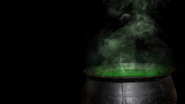 Witch Cauldron Smoking Green Close Loop Presenta Calderone Metallico Con — Video Stock