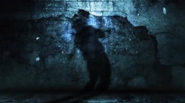 Boynuz oyuncu düşen enkaz ile Grunge duvara gölgesi