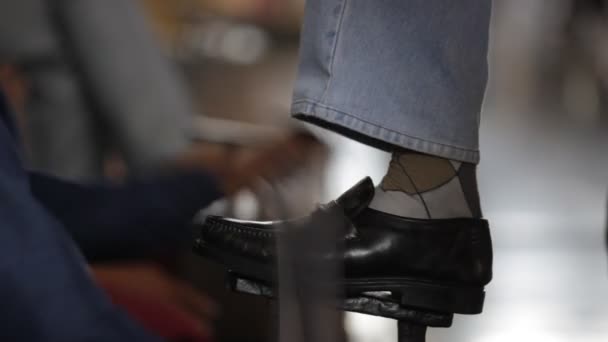 Esmalte de zapatos en la estación de tren Bandra, Mumbai, Maharashtra, India . — Vídeo de stock