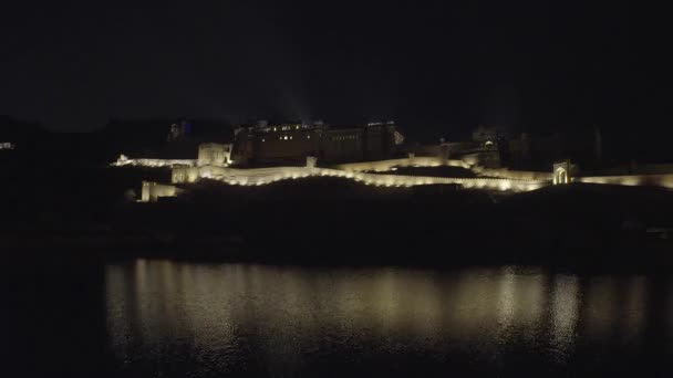 Amer Fort (Amber Fort) svítí v noci na světlo a zvuk show, Jaipur, Rajastan, Indie. — Stock video