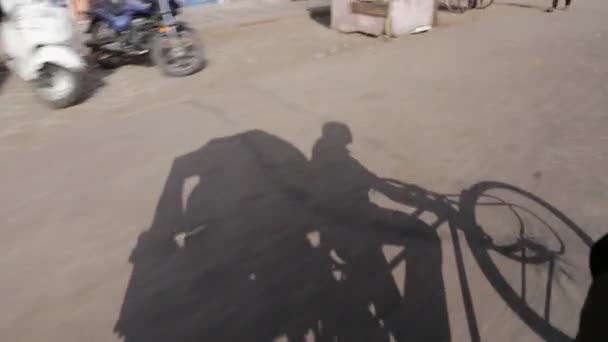 Shadow of cycle rikshaw puller in the traffic in Pink City, Jaipur, Rajastan, India . — стоковое видео