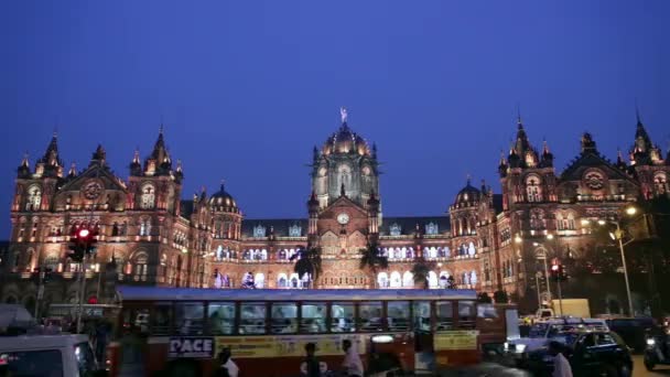 Chhatrapati Shivaji Terminus (Cst) tidigare Victoria Terminus i Mumbai, Indien är ett världsarv och historiska järnvägsstationen som fungerar som högkvarter för den Central Railway. — Stockvideo