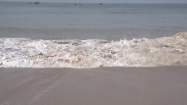 Deniz suyu ve Anjuna Beach, Goa, Hindistan yavaş dalgalar.