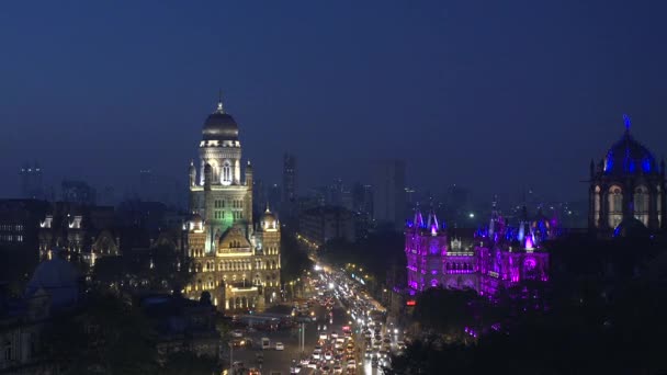 Time lapse video di nuova illuminazione su Chhatrapati Shivaji Terminus (CST) ex Victoria Terminus, è un patrimonio mondiale dell'UNESCO e Brihan Mumbai Municipal Corporation (BMC) Building, Mumbai . — Video Stock