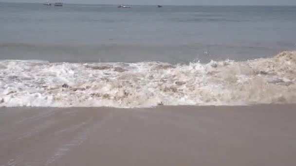 Eau de mer et vagues à la plage d'Anjuna, Goa, Inde au ralenti . — Video