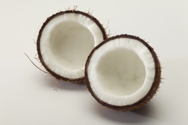 Hindistan cevizi iki bölümde kırık.