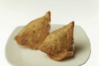 geleneksel Hint baharatlı çıtır çıtır kızarmış punjabi samosas