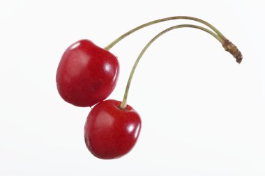 Beyaz arkaplanda izole edilmiş kirazlar.