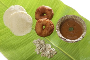 Hint kızarmış aperatif medu vada ve Hindistan cevizi chutney ve sambhar Idli.