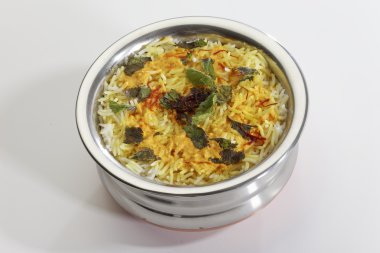 Vejetaryen handi biryani pudina nane yaprakları ve safran tencerede ile