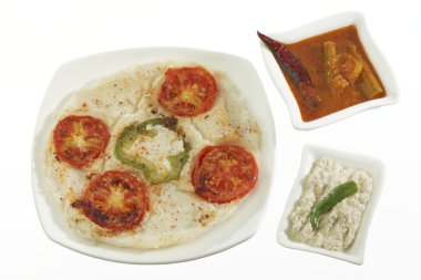 Güney Hint gıda soğan ve domates uttapam sambar ve Hint turşusu ile snack.