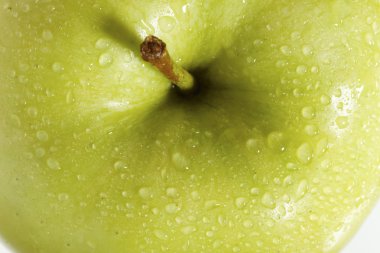 Beyaz arkaplanda taze yeşil elma.