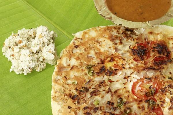 Uttapam, tradicional sul da Índia Café da manhã com sambar e chutney de coco . — Fotografia de Stock