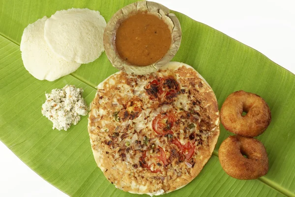 Uttapam, tradicional sul da Índia Café da manhã com sambar e chutney de coco . — Fotografia de Stock