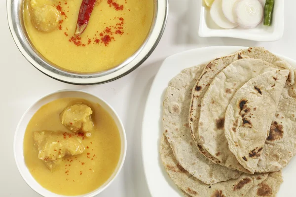 Comida india: Kadhi con gatte y chapatti o roti . —  Fotos de Stock