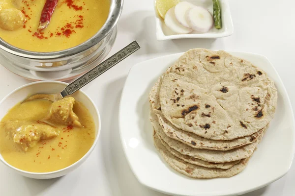 Comida india: Kadhi con gatte y chapatti o roti . —  Fotos de Stock