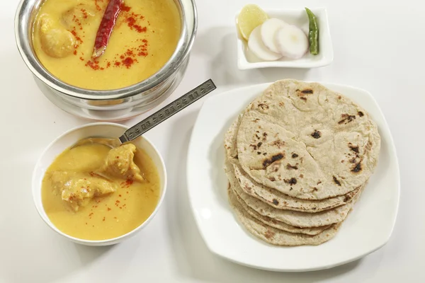 Comida india: Kadhi con gatte y chapatti o roti . —  Fotos de Stock