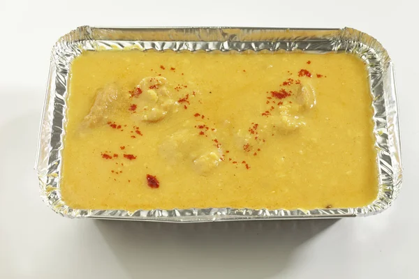 Индийская еда - кадхи с гренками в металлическом лотке . — стоковое фото