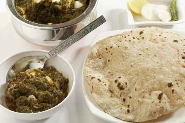 Indian vegetable food Spinach with cottage cheese with raw vegetables with chapati. — Stock Photo, Image