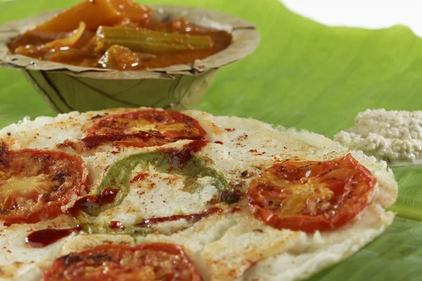 Makanan ringan India Selatan bawang bombay dan tomat uttapam dengan sambar dan chutney . — Stok Foto