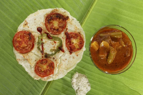 Sul da Índia lanche comida cebola e tomate uttapam com sambar e chutney . — Fotografia de Stock