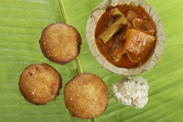 Sul da Índia fast food frito ociosamente com chutney de coco e sambar na folha de banana verde . — Fotografia de Stock