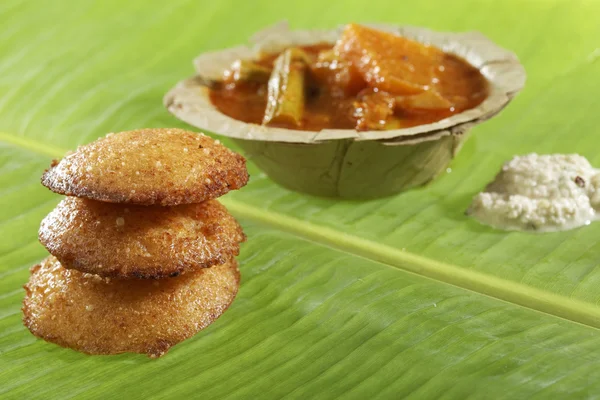 Sul da Índia fast food frito ociosamente com chutney de coco e sambar na folha de banana verde . — Fotografia de Stock