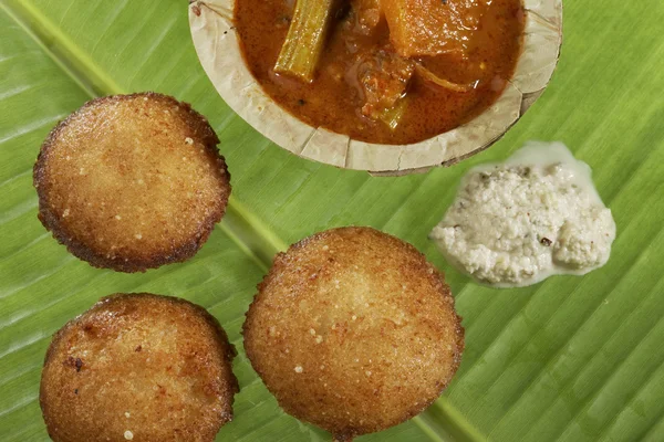 Makanan cepat saji India Selatan digoreng dengan chutney kelapa dan sambar di daun pisang hijau . — Stok Foto