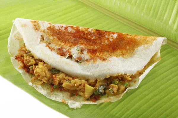 South Indian fast food Mysore Masala Dosa recheado com batata Masala, Chutney e Sambhar . — Fotografia de Stock